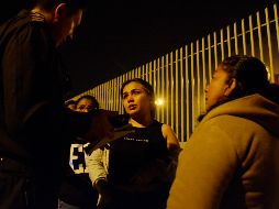 Familiares de las víctimas se concentraron este martes en las afueras del servicio policial de Medicina Legal en Santo Domingo. AP