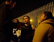 Familiares de las víctimas se concentraron este martes en las afueras del servicio policial de Medicina Legal en Santo Domingo. AP