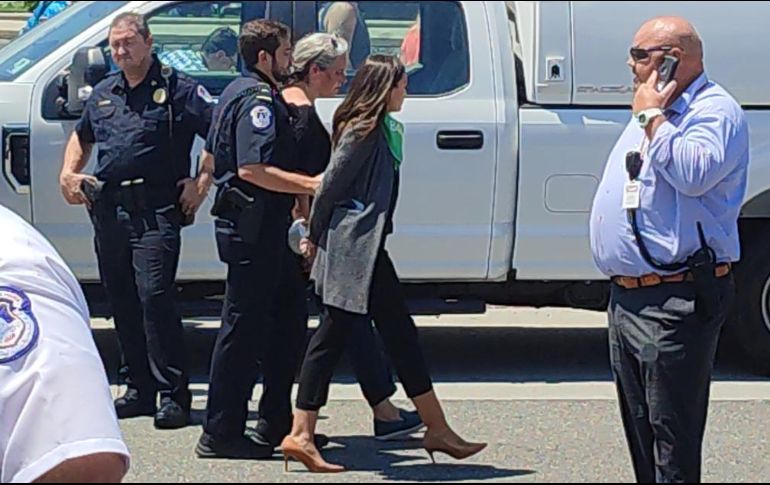La congresista demócrata Alexandria Ocasio-Cortez es detenida por la Policía del Capitolio durante una protesta a favor del derecho a abortar frente al Tribunal Supremo de EU. EFE/E. Ribas