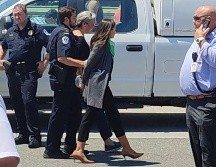 La congresista demócrata Alexandria Ocasio-Cortez es detenida por la Policía del Capitolio durante una protesta a favor del derecho a abortar frente al Tribunal Supremo de EU. EFE/E. Ribas