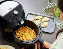 La freidora de aire tiene un tamaño similar a una máquina de pan. GETTY IMAGES