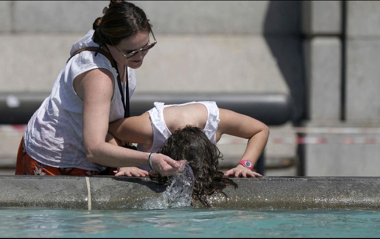 Autoridades de salud siempre recomiendan a las personas mantenerse hidratadas. AP / A. Chown