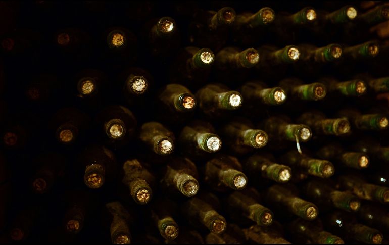 Como a todas las personas que visitan el lugar, se les ofreció un recorrido por la exclusiva bodega de vinos. AFP / ARCHIVO
