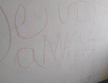 El agresor de Luz Raquel Padilla había dejado mensajes amenazantes en las escaleras de su domicilio. TWITTER / @GutirrezPadilla