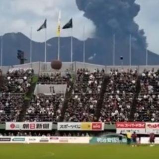 ¡Juéguele! Volcán hace erupción en pleno partido de futbol (VIDEO)