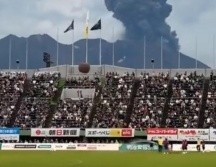 El video se ha hecho viral en redes sociales, pues a pesar de la imponente imagen, el partido se realizó con normalidad. ESPECIAL