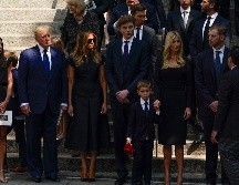 Donald Trump y su esposa Melania, de luto riguroso como el resto de las asistentes, entraron a la iglesia por una puerta lateral. AP/J. Nikhinson