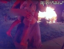 El hombre rompió el cristal de un puñetazo y saltó con la niña de seis años en sus brazos. Sufrió varias heridas, pero la niña sólo tuvo un pequeño corte en un pie. AP