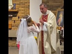 El sacerdote le pasa la copa a la menor, esperando que le de un sorbo, para su sorpresa Brynley terminó bebiendo ¡hasta terminarse el vino! TIKTOK / @stefanie_heidebrink