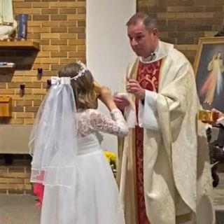 Niña se bebe todo el vino durante su primera comunión y se vuelve viral (VIDEO)