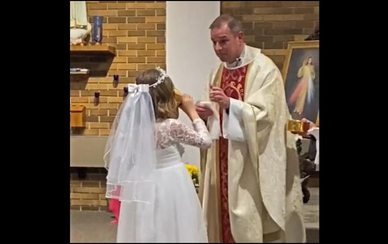 El sacerdote le pasa la copa a la menor, esperando que le de un sorbo, para su sorpresa Brynley terminó bebiendo ¡hasta terminarse el vino! TIKTOK / @stefanie_heidebrink