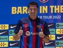 El delantero polaco ya se puso la playera de su nuevo club. AFP/E. Espada