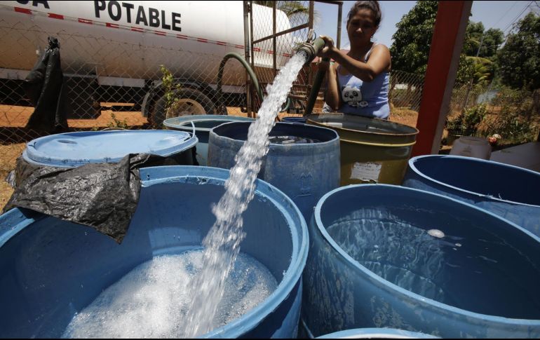 Poco más de una decena de multinacionales utilizan 50 veces más el agua que lo que usan poblaciones con uso doméstico. EFE/Archivo