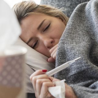 En qué se diferencia la covid de una gripe fuerte (a pesar de que los síntomas se parecen cada vez más)