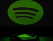 Clientes de la plataforma indicaron que les sorprendió escuchar sus podcast favoritos y que estos fueran interrumpidos con breves anuncios. ESPECIAL/UNSPLASH