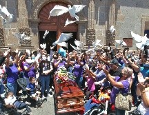 Familiares y amigos se despidieron de Luz Raquel en medio de un vuelo de palomas blancas y aplausos. EL INFORMADOR/A. Camacho