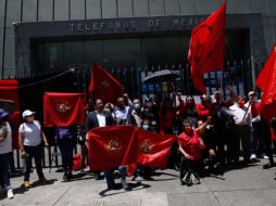 A las 12:00 horas de este jueves, se colocaron banderas rojinegras en todas las instalaciones de la telefónica. SUN/D. Sánchez