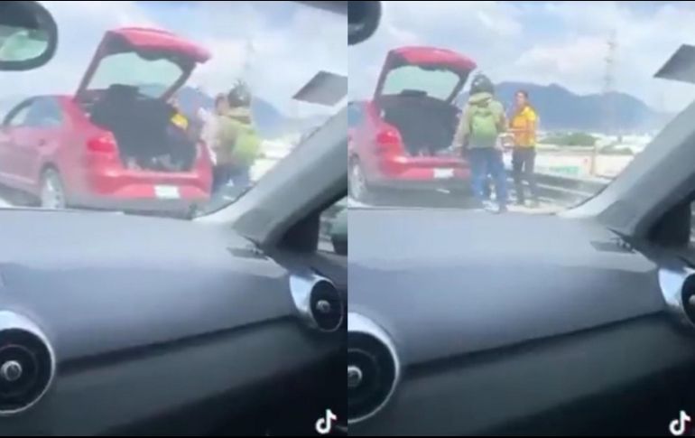 En el video se observa como en un principio están discutiendo ambos conductores y es el motociclista quien agrede primero físicamente al otro sujeto. ESPECIAL