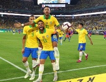 Dani Alves, actual campeón olímpico con Brasil, es el futbolista con más títulos en la historia del futbol. AP/ARCHIVO