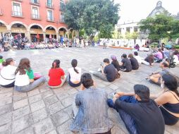 Luego del mensaje las asistentes llevaron a cabo distintas pintas con gises de colores en una manifestación silenciosa. EL INFORMADOR/R. BOBADILLA