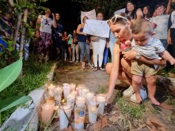 Los vecinos de Arcos de Zapopan, donde fue agredida Luz Raquel Padilla, hicieron un altar donde colocaron veladoras. EL INFORMADOR/ G. GALLO