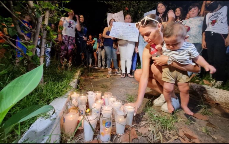 Los vecinos de Arcos de Zapopan, donde fue agredida Luz Raquel Padilla, hicieron un altar donde colocaron veladoras. EL INFORMADOR/ G. GALLO