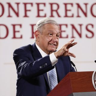 Telmex: ¡Manita arriba! Así celebró AMLO el fin de la huelga en la telefónica (VIDEO)