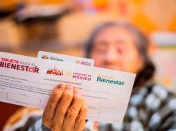 Cerca de ocho millones de personas de la tercera edad son quienes hacen uso de esta tarjeta, que al igual que otras cuentan con un NIP (Número de Identificación Personal) para poder retirar dinero de cajeros automáticos o realizar un pago en alguna tienda. ESPECIAL / Gobierno de México