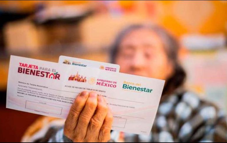 Cerca de ocho millones de personas de la tercera edad son quienes hacen uso de esta tarjeta, que al igual que otras cuentan con un NIP (Número de Identificación Personal) para poder retirar dinero de cajeros automáticos o realizar un pago en alguna tienda. ESPECIAL / Gobierno de México