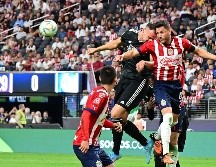 Alan Mozo disputa el balón con Federico Gatti durante el juego disputado en Las Vegas. AFP/F. Brown