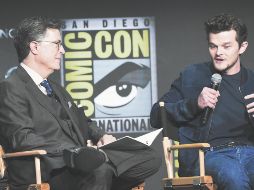 Stephen Colbert (izquierda) charló con el actor Robert Aramayo durante la presentación de la serie. AP