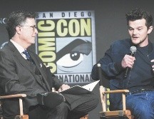 Stephen Colbert (izquierda) charló con el actor Robert Aramayo durante la presentación de la serie. AP