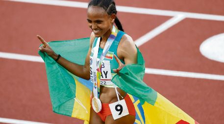 Tsegay compartió el podio con la keniana Beatrice Chebet y la también etíope Dawit Seyaum. AFP/S. Chambers