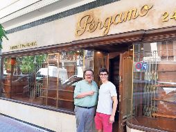 El escritor mexicano Jorge F. Hernández, exagregado cultural de la Embajada de México en España, y el joven Pablo Cerezo han puesto manos a la obra en el local de Pérgamo, que abrirá de nuevo tras las reformas hechas por sus mecenas. SUN/L. Méndez