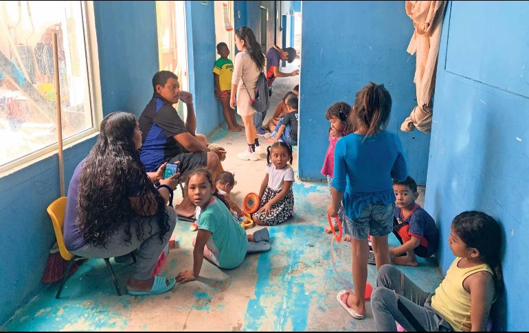 En Ciudad Juárez, 200 migrantes resisten temperaturas de 40 grados sin agua en el refugio Esperanza para Todos. SUN