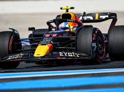 Quedaban sólo tres vueltas y “Checo” marchaba en el tercer sitio, pero el tapatío tuvo problemas tras el relanzamiento de la carrera. AFP / ARCHIVO