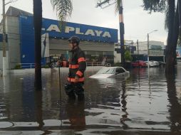 Se inundó el cruce de avenida Patria y Bethoven en la colonia La Estancia, dejando un automóvil varado. ESPECIAL