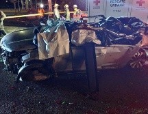 Según testigos, la camioneta con placas de la Ciudad de México, circulaba a exceso de velocidad. ESPECIAL /