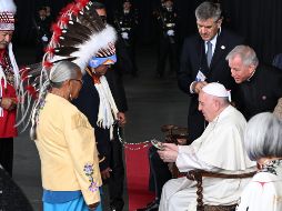 El Papa Francisco se reúne con miembros de un grupo indígena a su llegada al aeropuerto internacional Edmonton. EFE / C. Fusco