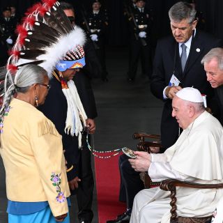 El Papa Francisco inicia visita "penitencial" a comunidades indígenas de Canadá