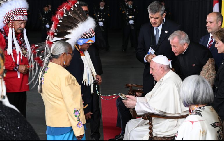 El Papa Francisco se reúne con miembros de un grupo indígena a su llegada al aeropuerto internacional Edmonton. EFE / C. Fusco