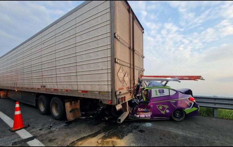 El accidente fue reportado a la Cruz Roja de Zapotlanejo a las 8:00 horas en la autopista en el sentido de Ciudad de México a Guadalajara. ESPECIAL /