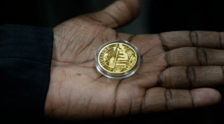 Las monedas pesan una onza troy cada una y tienen una pureza de 22 quilates. EFE/A. Ufumeli