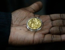 Las monedas pesan una onza troy cada una y tienen una pureza de 22 quilates. EFE/A. Ufumeli