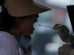 Son 745 mil las personas sospechosas de portar la enfermedad y 220 mil 860 el número de casos activos estimados en México. AP/A. Wong