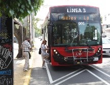 El artículo 181 de la Ley de Movilidad y Transporte del Estado de Jalisco señala la infracción de las personas que invadan el carril confinado. EL INFORMADOR/A. CAMACHO