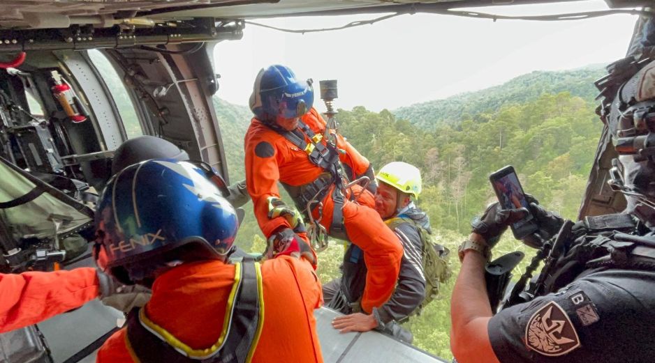 El hombre se encontraba extraviado desde ayer en el Nevado de Colima y fue rescatado hoy con un helicóptero. ESPECIAL