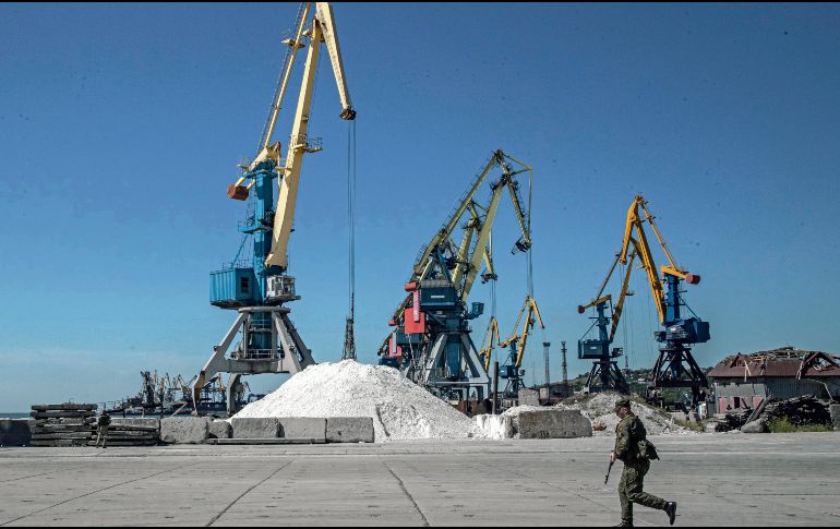 Luego del acuerdo entre Rusia y Ucrania para la exportación de cereales, el Ejército ucraniano tiene el reto de cuidar las mercancías de minas marinas y de barcos piratas que navegan en la zona. EFE