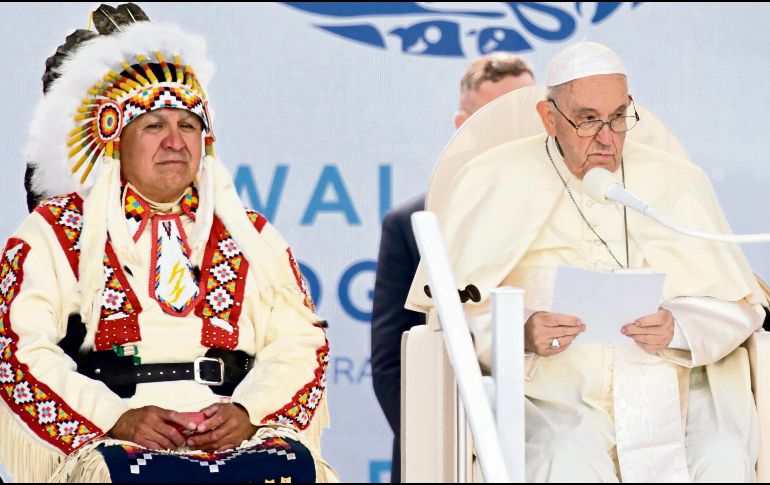 El Papa Francisco se reunió con miembros de comunidades indígenas canadienses. AFP