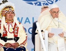 El Papa Francisco se reunió con miembros de comunidades indígenas canadienses. AFP